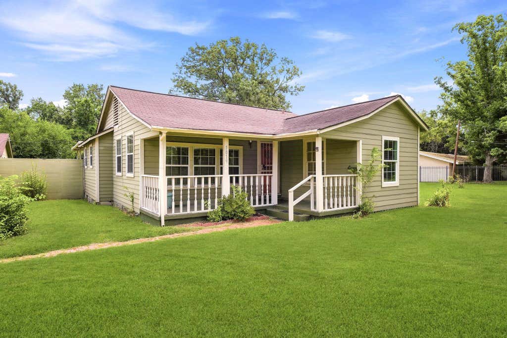 Photo of 1019 Woodland Street, Channelview, TX 77530 (MLS # 65762438)