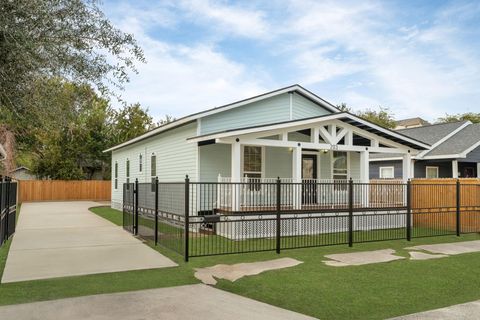 Photo of 203 Archer Street, Houston, TX 77009 (MLS # 15357236)