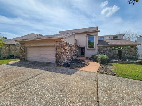 Photo of 4717 Country Club View, Baytown, TX 77521 (MLS # 31037402)