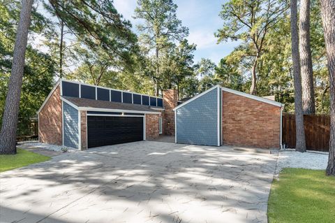 Photo of 33 Crystal Lake Lane, The Woodlands, TX 77380 (MLS # 44872567)