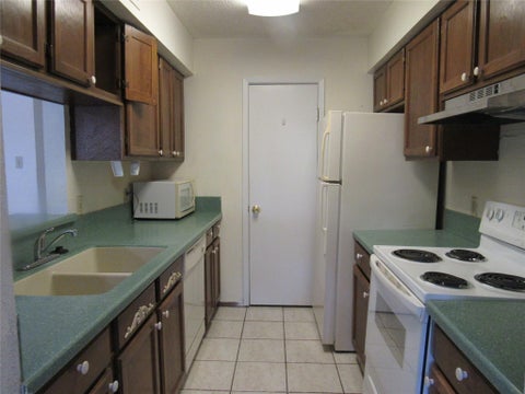 Condo For Rent - 17401 Red Oak Drive #82<br/> Houston, TX 77090