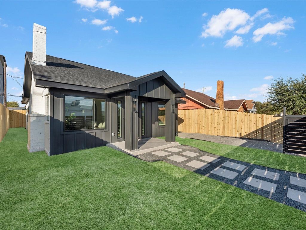 Photo of 508 Dell Court, Houston, TX 77009 (MLS # 2685690)