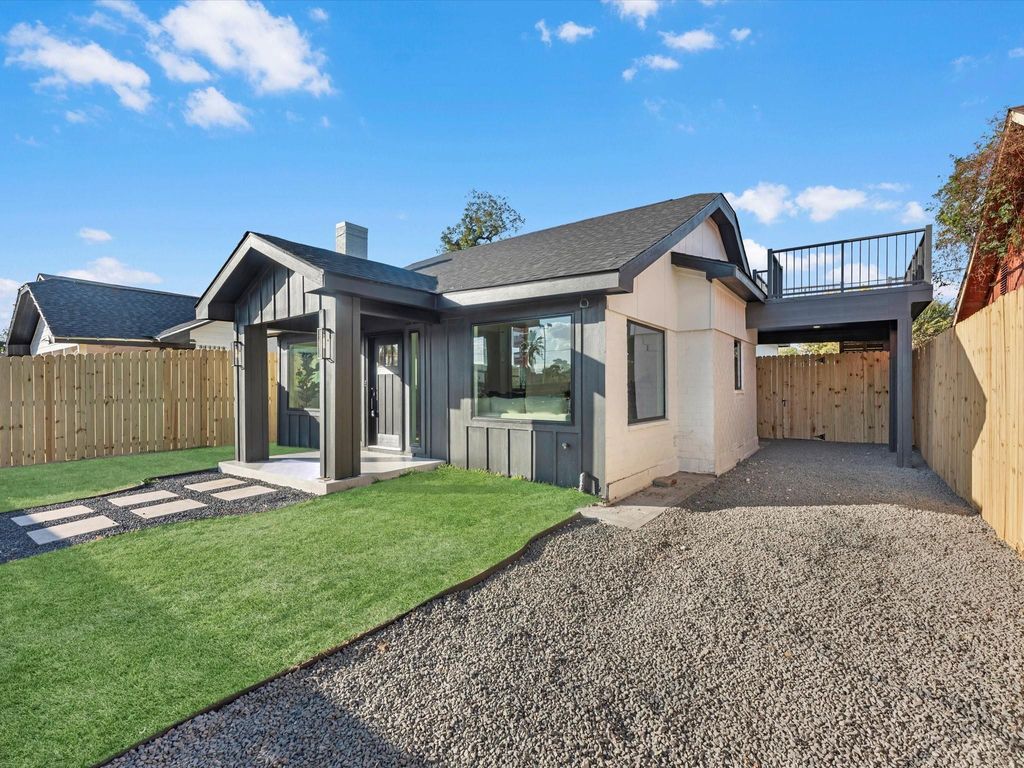 Photo of 508 Dell Court, Houston, TX 77009 (MLS # 2685690)