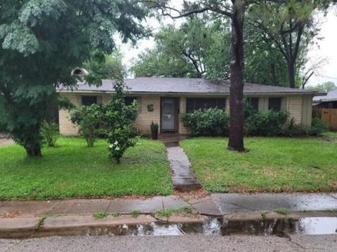 Photo of 2109 Oaks Drive, Pasadena, TX 77502 (MLS # 34368924)