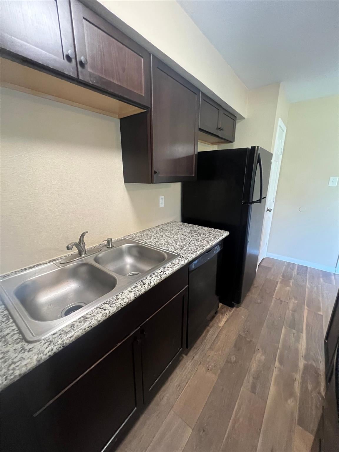 704 Ave B 5