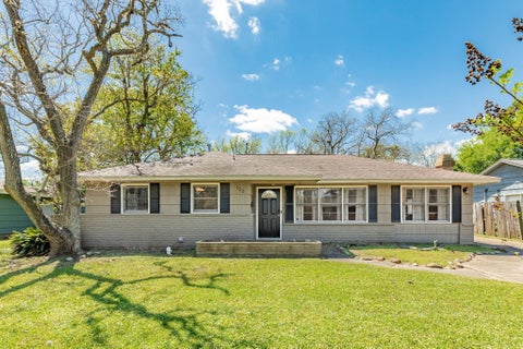 Photo of 120 Palm Lane, Lake Jackson, TX 77566 (MLS # 27317877)