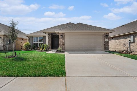 Photo of 33 Greenbriar Loop, Angleton, TX 77515 (MLS # 29736153)