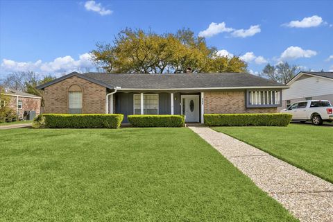 Photo of 403 Blue Willow Drive, Houston, TX 77042 (MLS # 37920108)