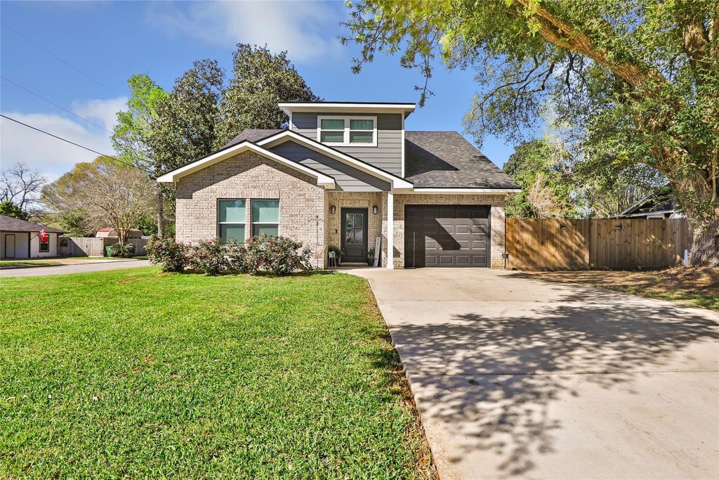 Photo of 2201 Maple Avenue, Liberty, TX 77575 (MLS # 48351122)