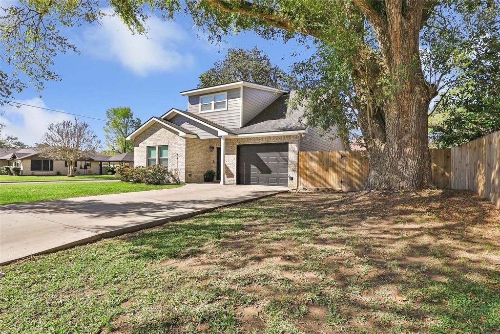 Photo of 2201 Maple Avenue, Liberty, TX 77575 (MLS # 48351122)