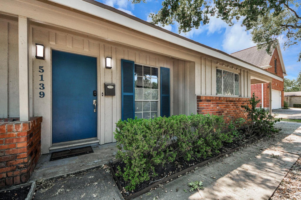 Photo of 5139 Beechnut Street, Houston, TX 77096 (MLS # 26109411)