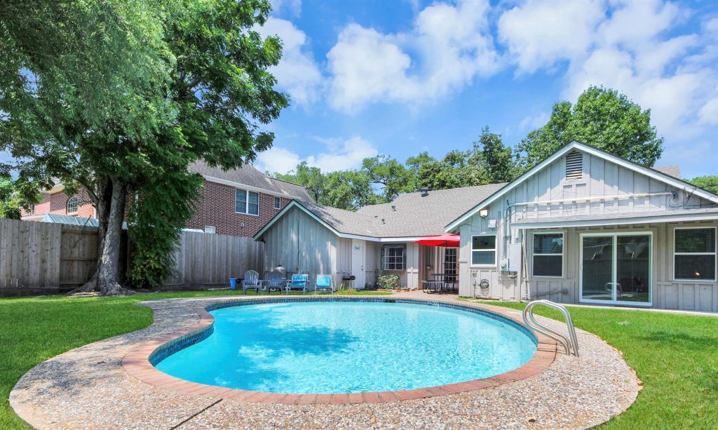 Photo of 5139 Beechnut Street, Houston, TX 77096 (MLS # 26109411)