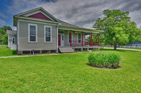 Photo of 1406 Victoria Street, Navasota, TX 77868 (MLS # 71743917)