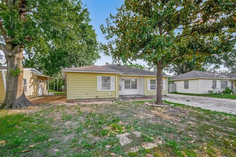 Photo of 6741 Feldspar Street, Houston, TX 77092 (MLS # 31151192)