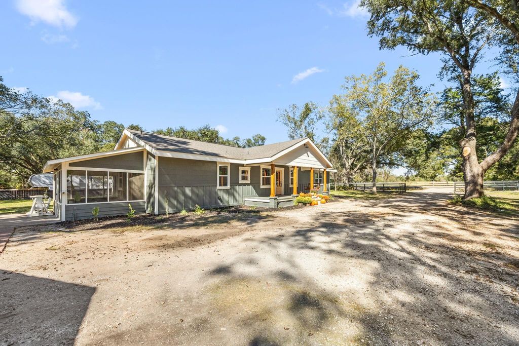 Photo of 2693 Fairview Road, Alvin, TX 77511 (MLS # 47067329)
