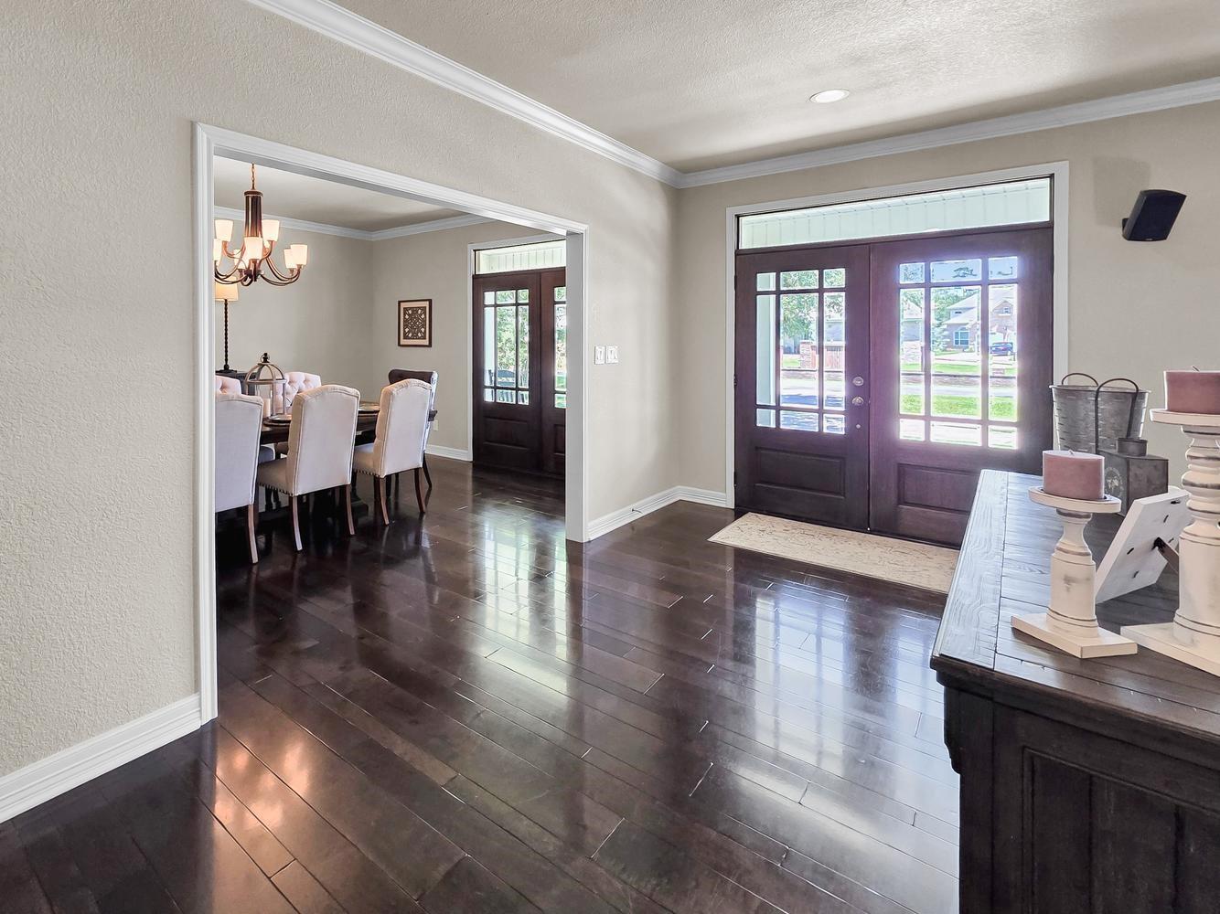 215 W Pineshadows Drive