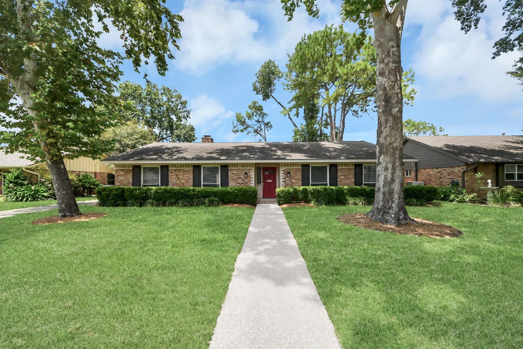 Photo of 10706 Inwood Drive, Houston, TX 77042 (MLS # 7575336)