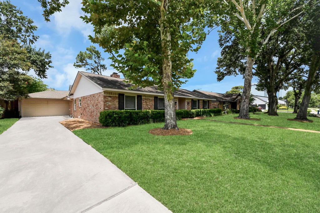 Photo of 10706 Inwood Drive, Houston, TX 77042 (MLS # 7575336)
