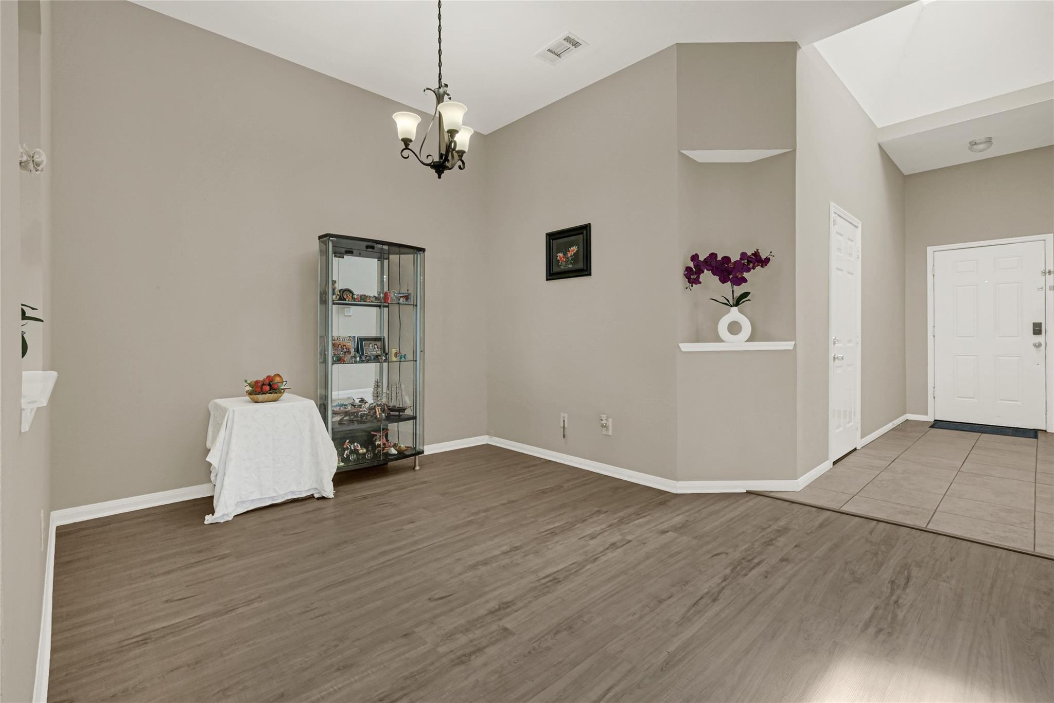 8123 Solara Bend
