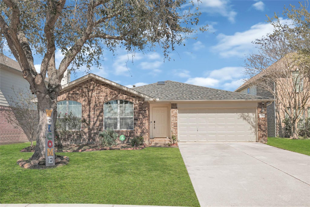 Photo of 8123 Solara Bend, Houston, TX 77083 (MLS # 44680231)