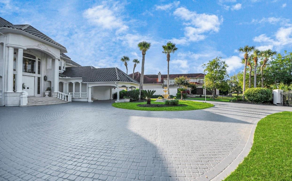 2210 Twin Oaks