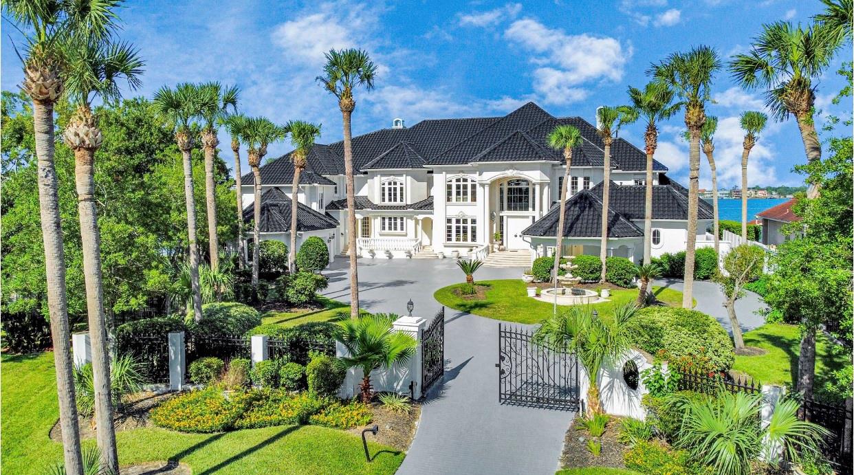 2210 Twin Oaks