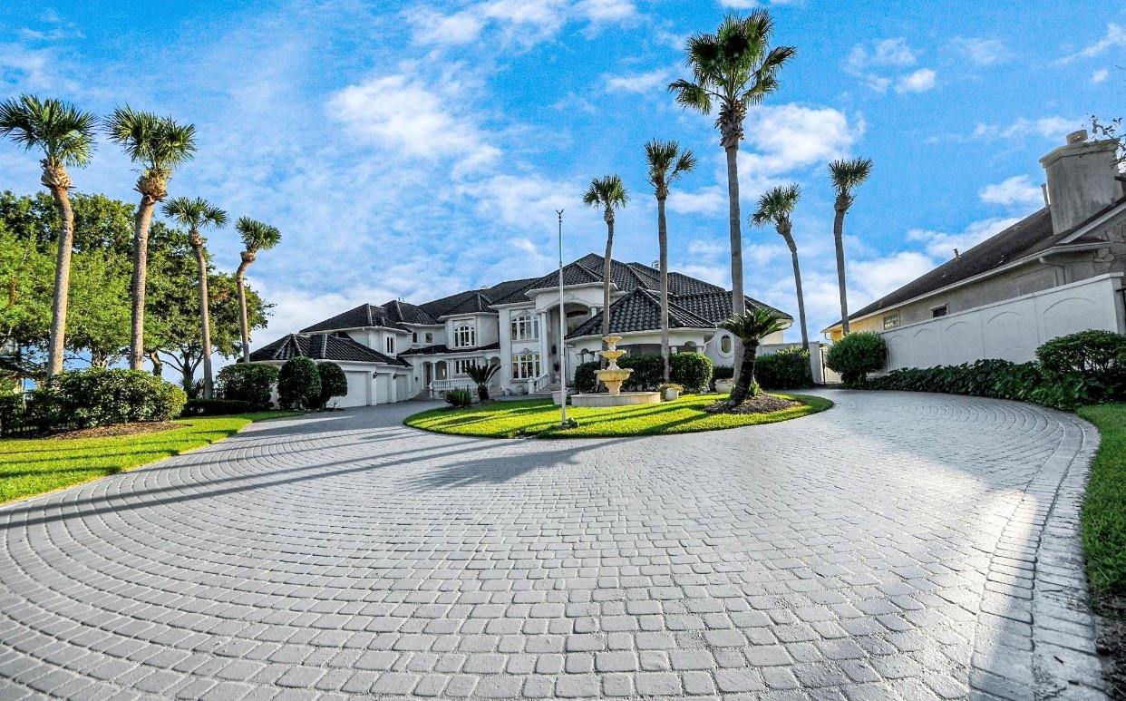 2210 Twin Oaks