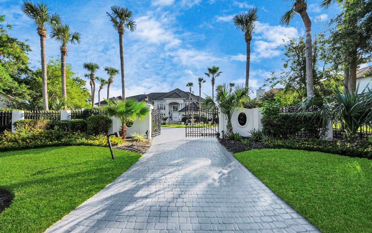 2210 Twin Oaks