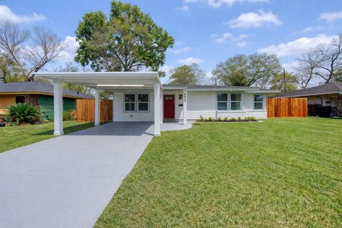 Photo of 6027 Kenilwood Drive, Houston, TX 77033 (MLS # 11617515)