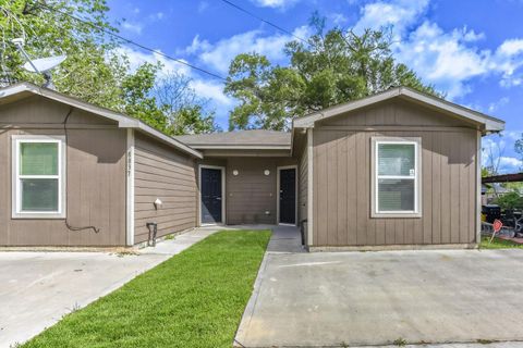 Photo of 8837 Crestview Drive #A-B, Houston, TX 77078 (MLS # 26675850)