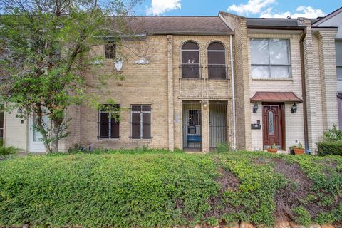 Photo of 1412 Walnut Bend Lane #19, Houston, TX 77042 (MLS # 61549804)