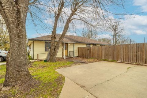 Photo of 402 W Converse Street, Weimar, TX 78962 (MLS # 54395230) Photo of 402 W Converse Street, Weimar, TX 78962 (MLS # 54395230)