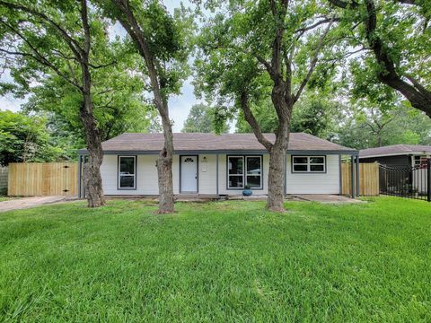 Photo of 5606 Willow Glen Drive, Houston, TX 77033 (MLS # 4879900)