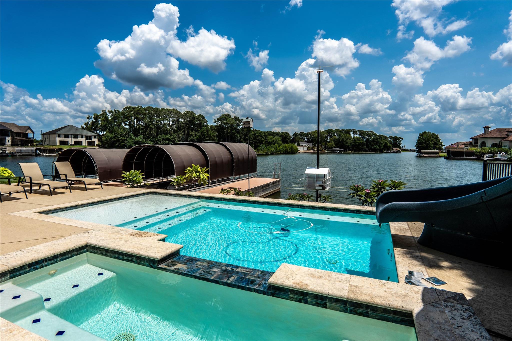 28560 Oaks On The Water