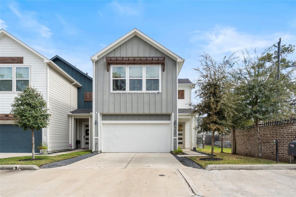 Photo of 5202 Pinemont Creek Lane, Houston, TX 77018 (MLS # 66752355)
