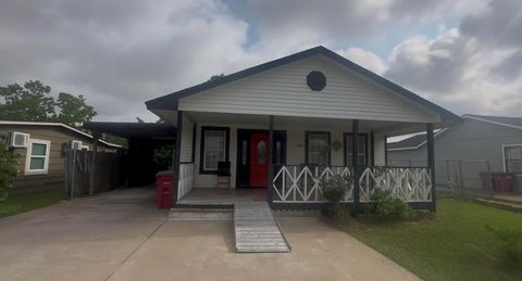 Photo of 722 W 6th Street, Freeport, TX 77541 (MLS # 96911758)