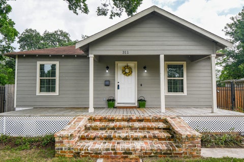 Photo of 311 E 35th Street, Houston, TX 77018 (MLS # 86423927)