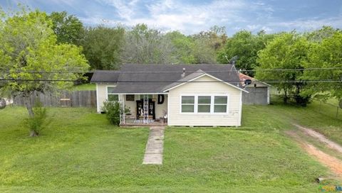 Homes For Sale - 704 Maple St St<br/> Yoakum, TX 77995