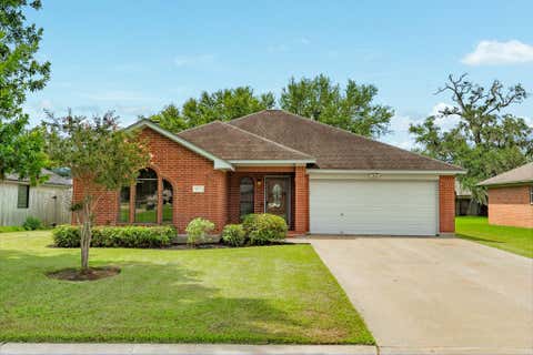 Photo of 105 Washington Avenue, Clute, TX 77531 (MLS # 10990552)