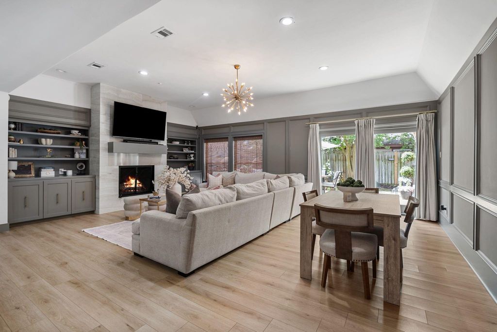 Photo of 40 Wellington Court, Sugar Land, TX 77478 (MLS # 54026442)