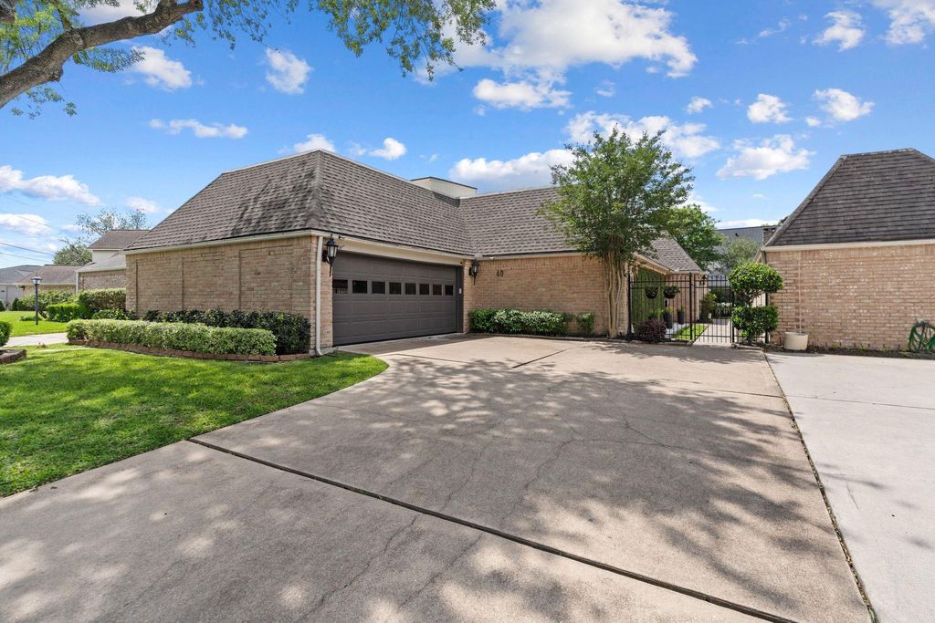 Photo of 40 Wellington Court, Sugar Land, TX 77478 (MLS # 54026442)
