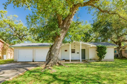 Photo of 521 Sycamore Street, Lake Jackson, TX 77566 (MLS # 34238736)