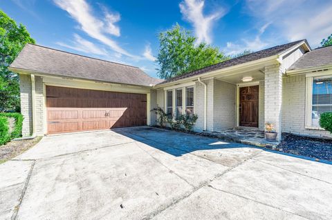 Photo of 1114 W Castlewood Avenue, Friendswood, TX 77546 (MLS # 74677181)