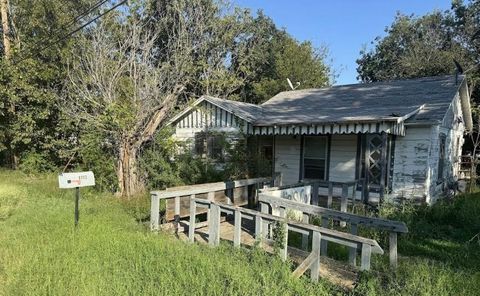 Homes For Sale - 1112 N Austin Street<br/> Comanche County, Comanche, TX 76442