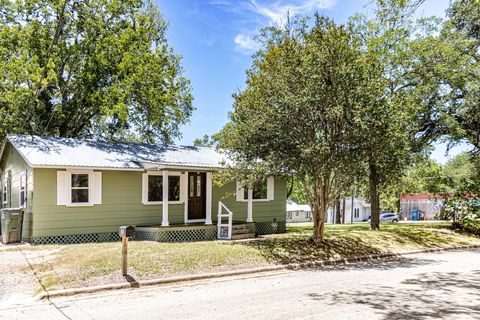 Photo of 200 Bowie Street, Hallettsville, TX 77964 (MLS # 25960297)