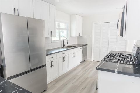 Photo of 609 Oak Harbor Drive, Houston, TX 77062 (MLS # 74790628) Photo of 609 Oak Harbor Drive, Houston, TX 77062 (MLS # 74790628)