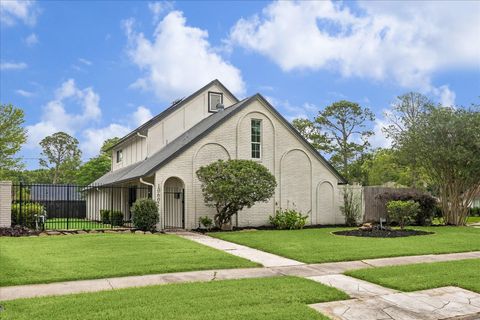 Photo of 10602 Riverview Drive, Houston, TX 77042 (MLS # 85297820)
