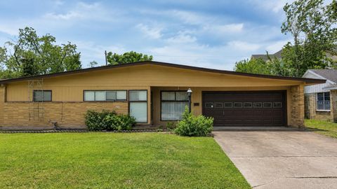 Photo of 2119 Counter Point Drive, Houston, TX 77055 (MLS # 8762216)
