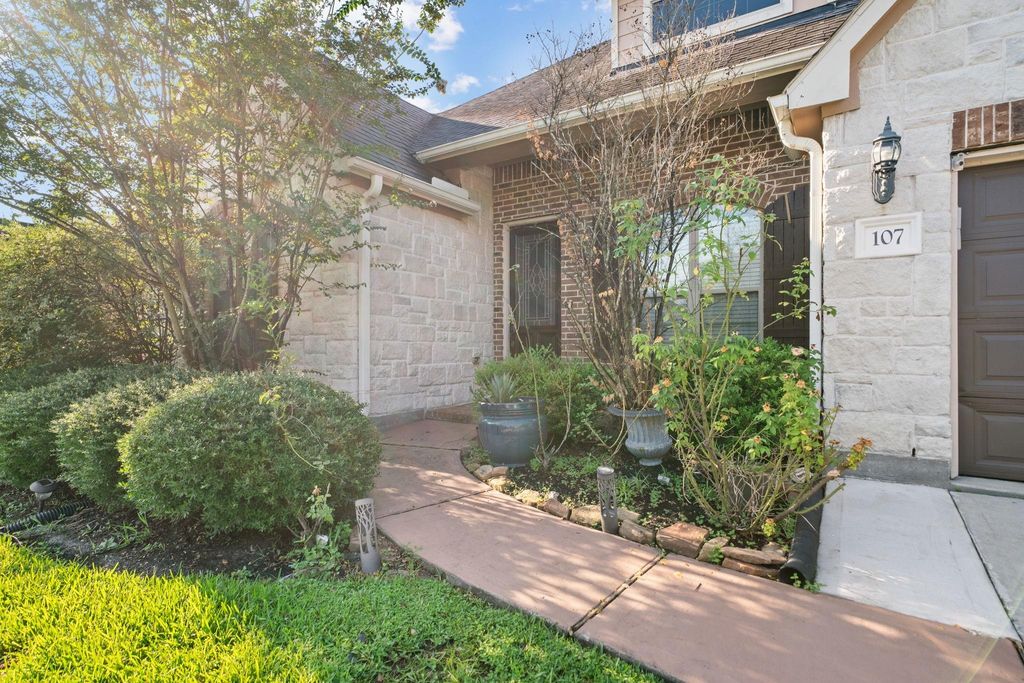 Photo of 107 Bella Sole, Shenandoah, TX 77381 (MLS # 6621707)