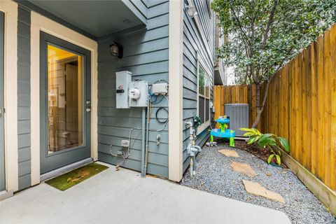 Tiny photo for 769 Waverly Street, Houston, TX 77007 (MLS # 70068245)